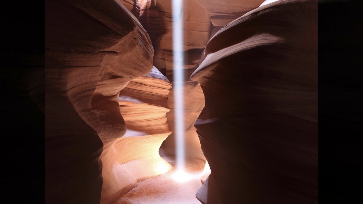 QEDOSHIM::LIGHT BEAM IN UPPER ANTELOPE CANYON, ARIZONA © Nature's Charm | Shutterstock.com