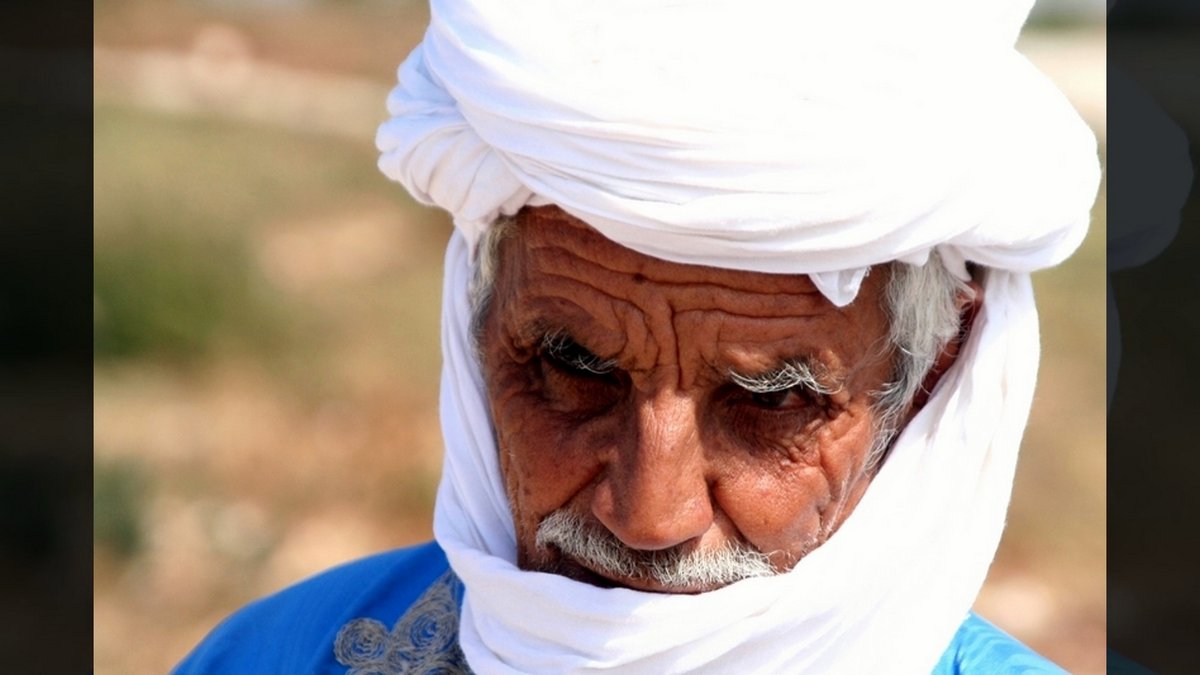 YITRO A COMMENTARY::BEDOUIN IN BLUE AND WHITE © Styve | Dreamstime.com