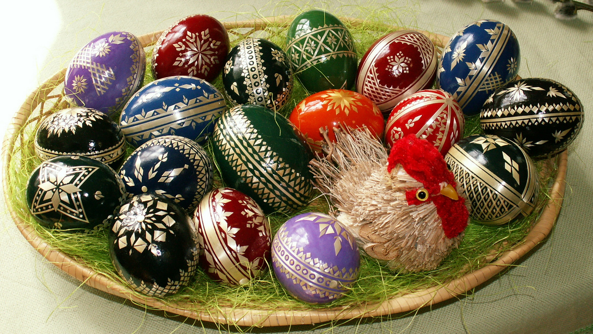 PUSHBACK ON EASTER EGGS::EASTER EGGS - STRAW DECORATION © Jan Kameníček | Wikimedia.org