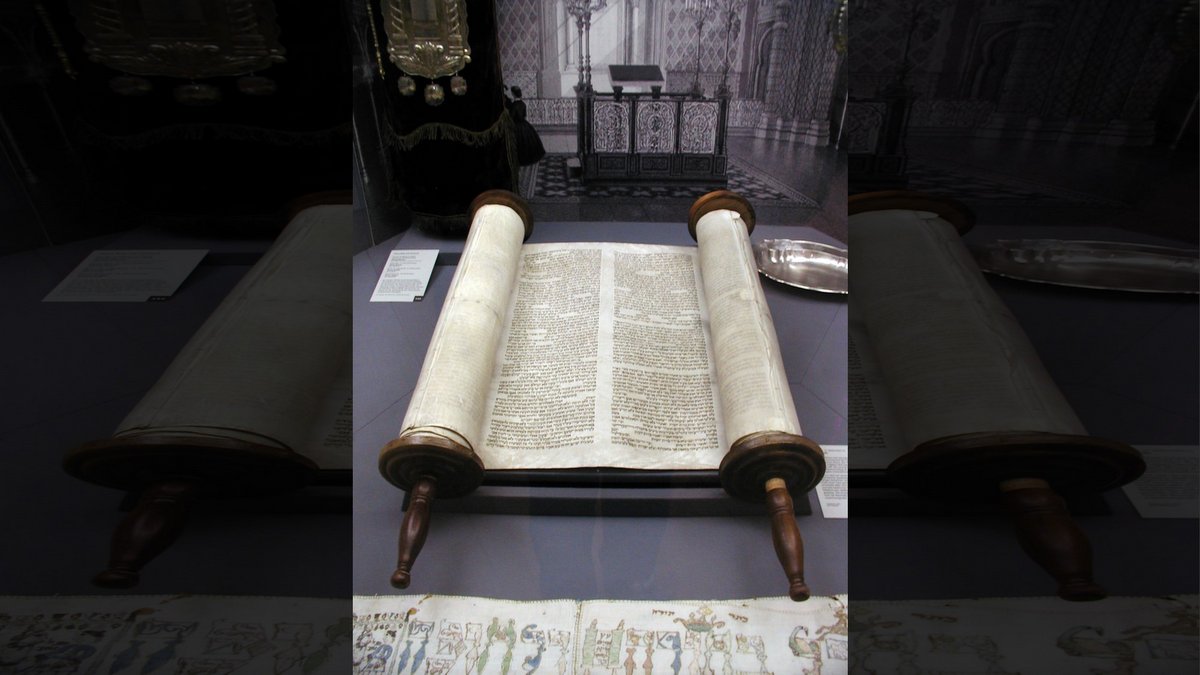 WHAT IS THE "TORAH"?::MUSEUM EXHIBITS REPRESENTING A TORAH AT THE FORMER GLOCKENGASSE SYNAGOGUE © Willy Horsch | Wikimedia.org