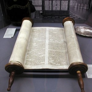 WHAT IS THE "TORAH"?::MUSEUM EXHIBITS REPRESENTING A TORAH AT THE FORMER GLOCKENGASSE SYNAGOGUE © Willy Horsch | Wikimedia.org