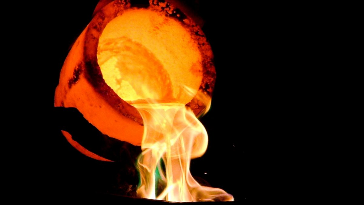POURING LIQUID GOLD © Dan Brown | Wikimedia.org