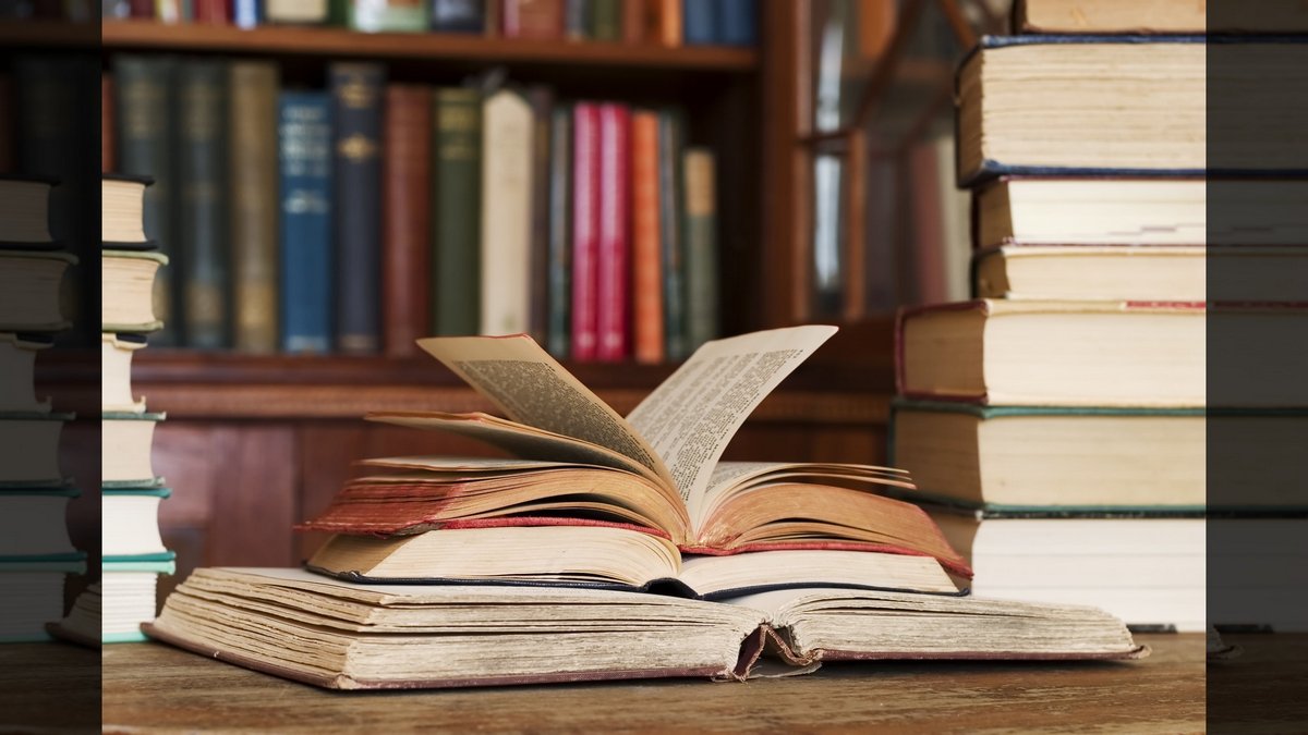 LIBRARY © Catherine Jones | Dreamstime.com