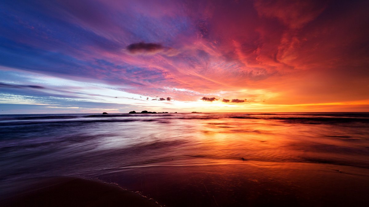 SUNSET OVER INDIAN OCEAN © Andrey Danilovich | iStockPhoto.com
