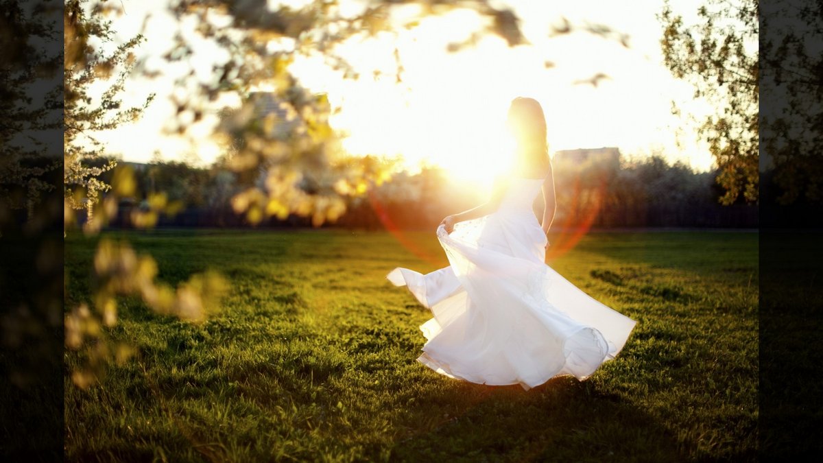 WOMAN IN WEDDING DRESS © piskunov | GettyImages.com