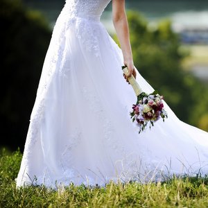 BRIDE WITH BOUQUET © nzphotonz | iStockPhoto.com