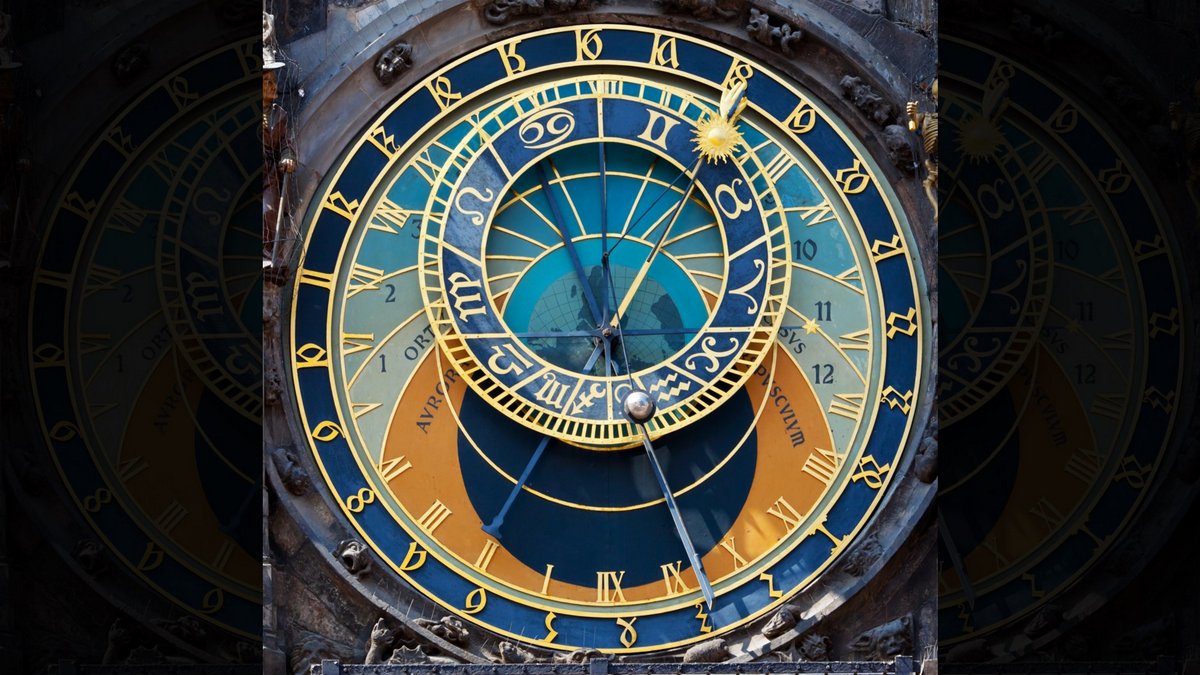 PRAGUE ASTRONOMICAL CLOCK © tomch | iStockPhoto.com