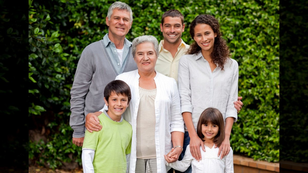 PORTRAIT OF A HAPPY FAMILY © Wavebreakmedia Ltd  | Dreamstime.com