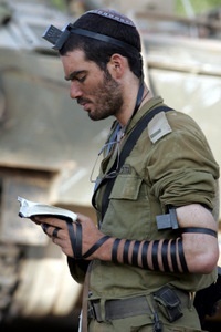 IDF SOLDIER PRAYS WITH TEFILLIN © Yoavlemmer | Wikimedia.org
