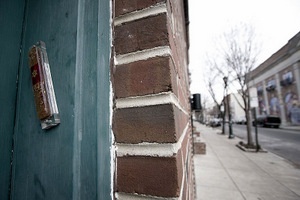 MEZUZAH AFFIXED TO A DOOR FRAME ON SOUTH STREET IN PHILADELPHIA. © RetardStrength.net | Wikimedia.org