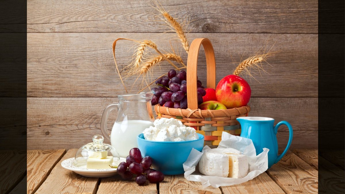 MILK, CHEESE, AND FRUIT BASKET © Maglara | Dreamstime.com