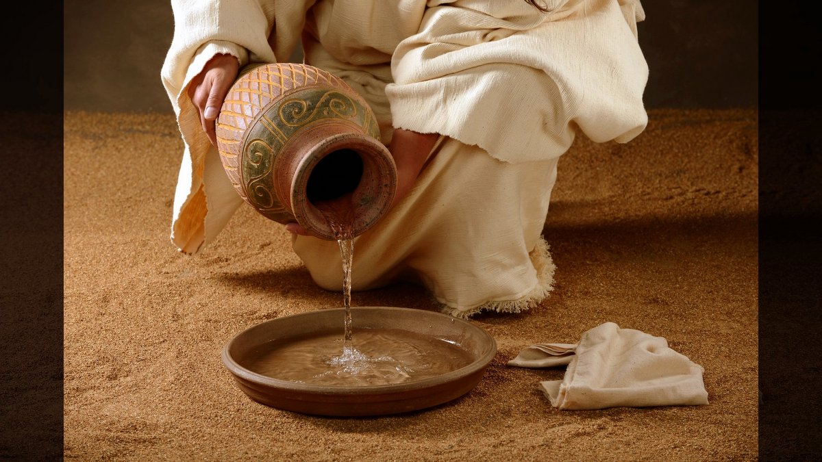JESUS WITH A JUG OF WATER © Carlosphotos | Dreamstime.com