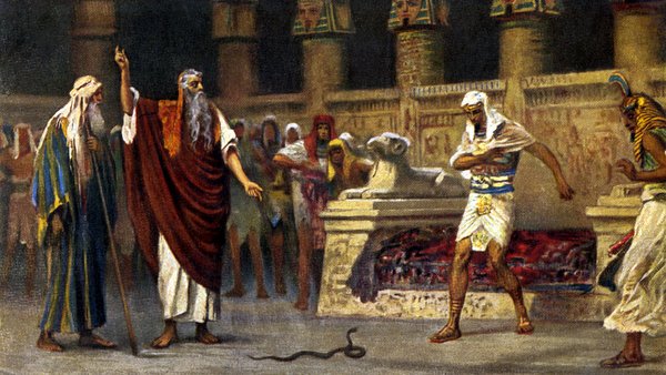 Moses and Aaron meet Pharaoh and Aaron turns his rod into a snake. by Robert Leinweber. (Czech artist 1845 -1921) | Alamy