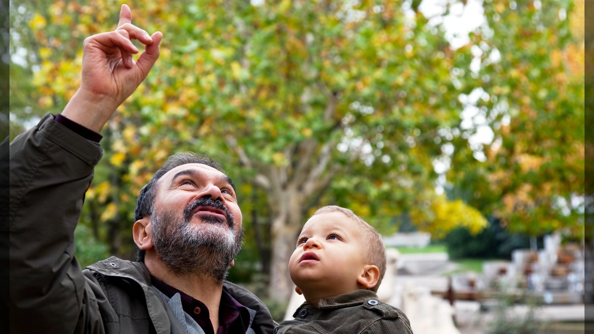 JEWISH GRANDFATHER AND CHILD © VILevi | iStockPhoto.com