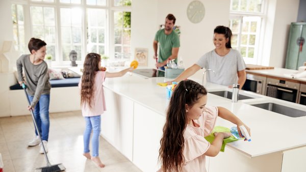 CHILDREN HELPING PARENTS WITH HOUSEHOLD CHORES IN KITCHEN © Monkey Business | Adobe Stock