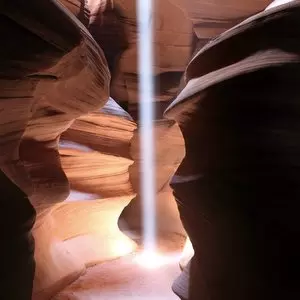 QEDOSHIM::LIGHT BEAM IN UPPER ANTELOPE CANYON, ARIZONA © Nature's Charm | Shutterstock.com
