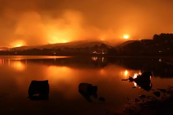 POWERHOUSE FIRE NEAR LAKE HUGHES © David McNew | TheAtlantic.com