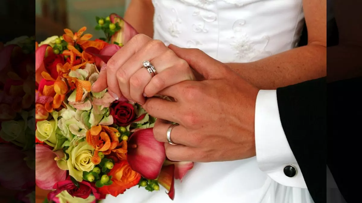COVENANTS::WEDDING RINGS AND FLOWERS © Sodimages | Dreamstime.com