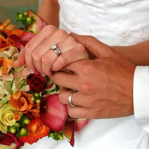 COVENANTS::WEDDING RINGS AND FLOWERS © Sodimages | Dreamstime.com