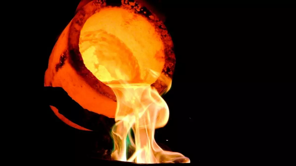 POURING LIQUID GOLD © Dan Brown | Wikimedia.org