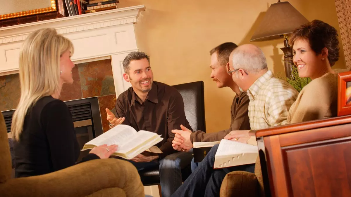 SMALL GROUP BIBLE STUDY © Don Hammond | Alamy.com