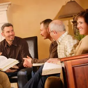 SMALL GROUP BIBLE STUDY © Don Hammond | Alamy.com