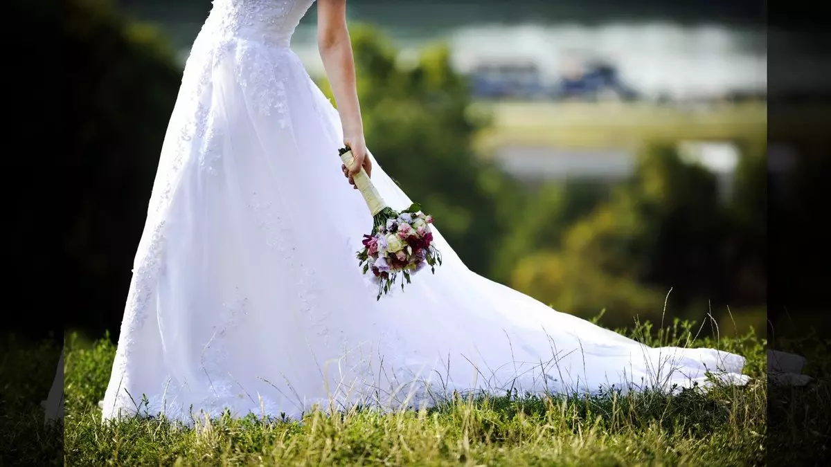 BRIDE WITH BOUQUET © nzphotonz | iStockPhoto.com