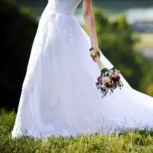 BRIDE WITH BOUQUET © nzphotonz | iStockPhoto.com