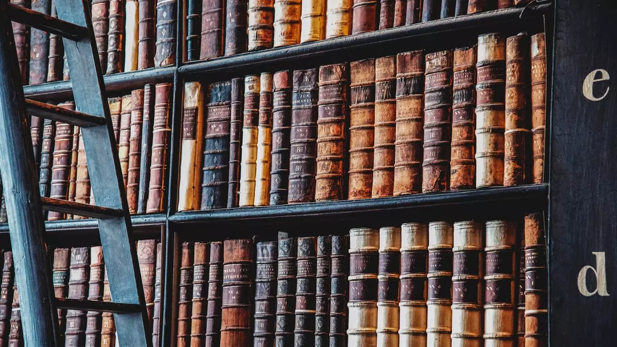 TRINITY COLLEGE LIBRARY © Anita Sagastegui | iStockPhoto.com