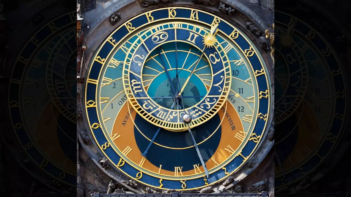 PRAGUE ASTRONOMICAL CLOCK © tomch | iStockPhoto.com