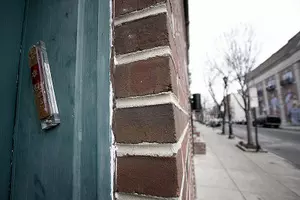 MEZUZAH AFFIXED TO A DOOR FRAME ON SOUTH STREET IN PHILADELPHIA. © RetardStrength.net | Wikimedia.org