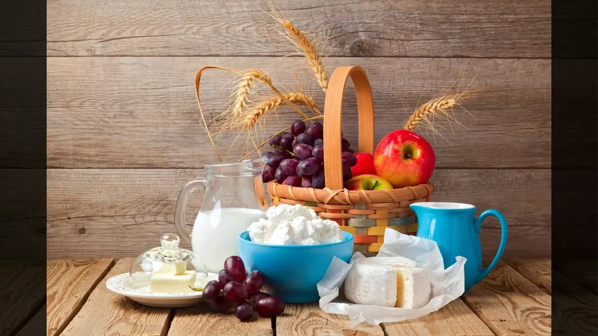 MILK, CHEESE, AND FRUIT BASKET © Maglara | Dreamstime.com