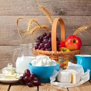 MILK, CHEESE, AND FRUIT BASKET © Maglara | Dreamstime.com MILK, CHEESE, AND FRUIT BASKET © Maglara | Dreamstime.com