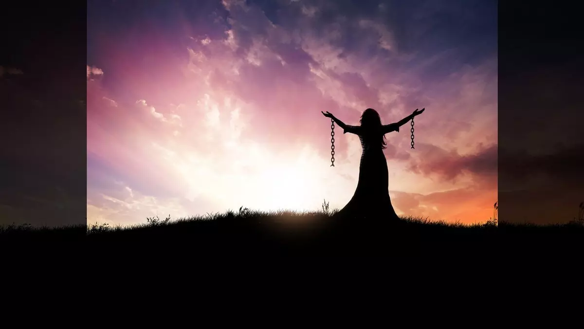 BROKEN CHAINS © Kevin Carden | Dreamstime.com