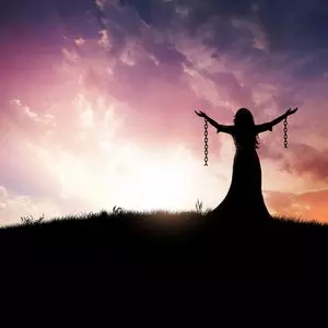 BROKEN CHAINS © Kevin Carden | Dreamstime.com BROKEN CHAINS © Kevin Carden | Dreamstime.com