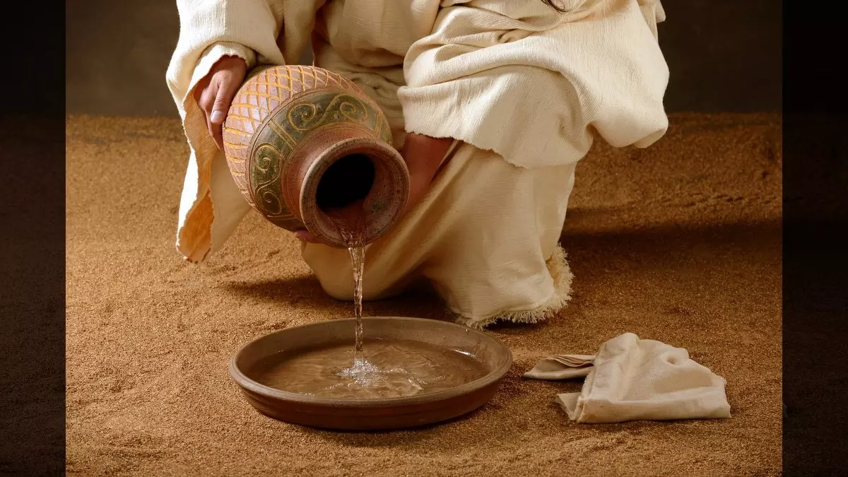 JESUS WITH A JUG OF WATER © Carlosphotos | Dreamstime.com