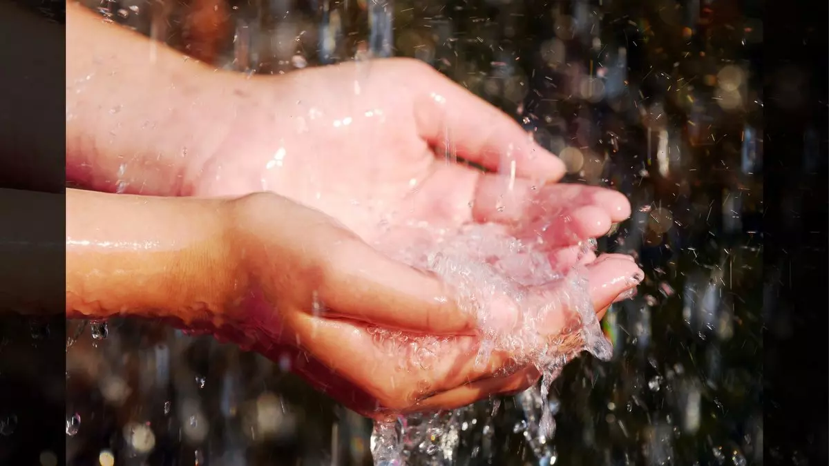 HANDS AND WATER © Elena Elisseeva | Dreamstime.com