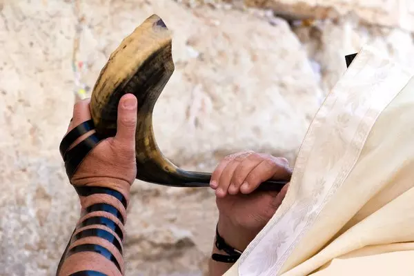 BLOWING IN SHOFAR © Mikhail Levit | Dreamstime.com