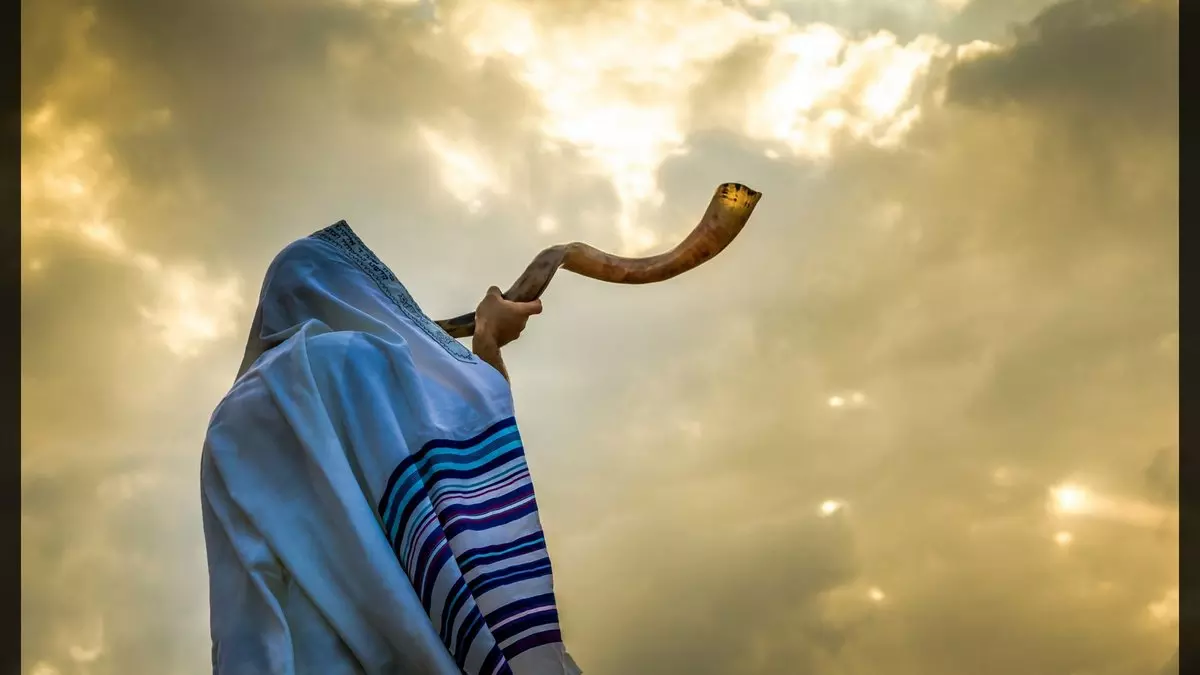 BLOWING THE SHOFAR FOR THE FEAST OF TRUMPETS © John Theodor | Shutterstock.com