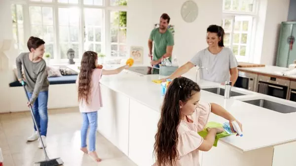 CHILDREN HELPING PARENTS WITH HOUSEHOLD CHORES IN KITCHEN © Monkey Business | Adobe Stock
