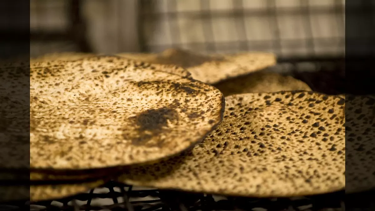 BO::BAKED MATZAH © Amilevin | Dreamstime.com