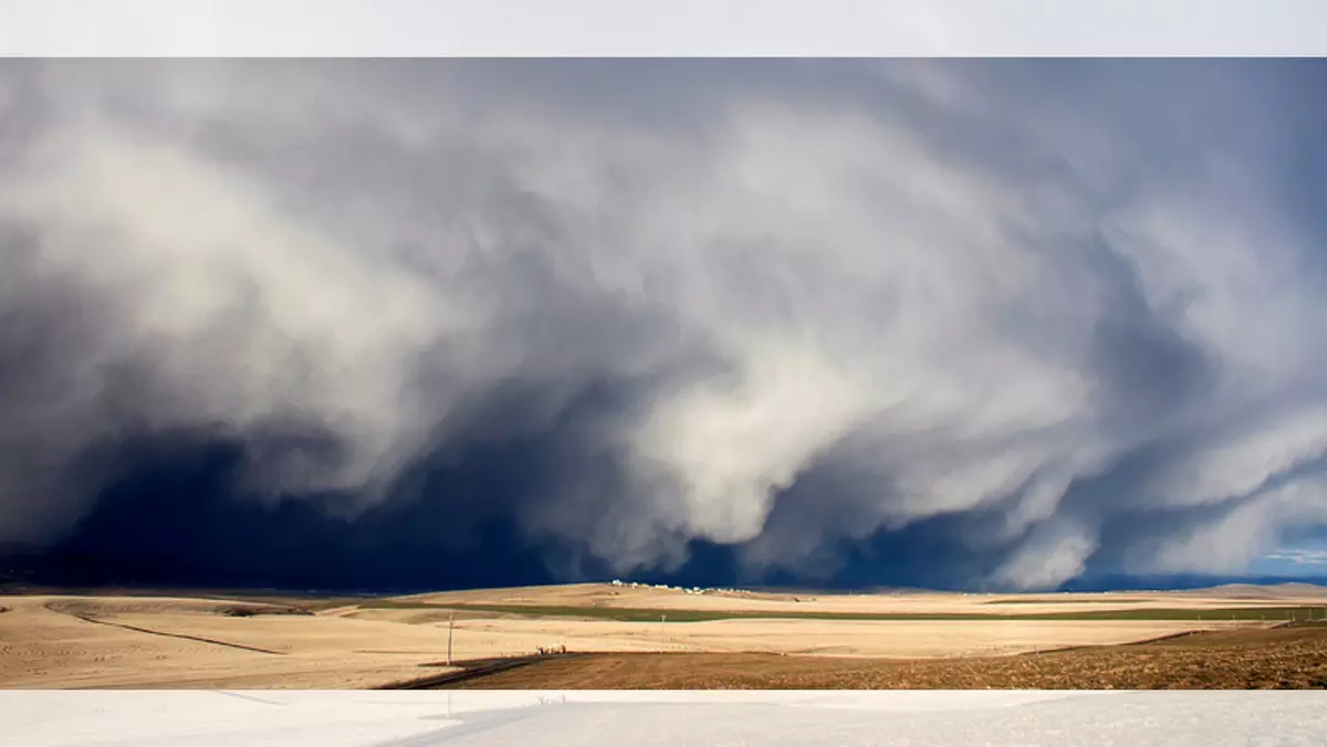 VAERA::A ROLLING STORM MOVES ACROSS A FIELD © Kelly Nelson | Dreamstime.com