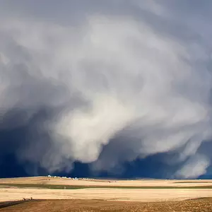 VAERA::A ROLLING STORM MOVES ACROSS A FIELD © Kelly Nelson | Dreamstime.com VAERA::A ROLLING STORM MOVES ACROSS A FIELD © Kelly Nelson | Dreamstime.com