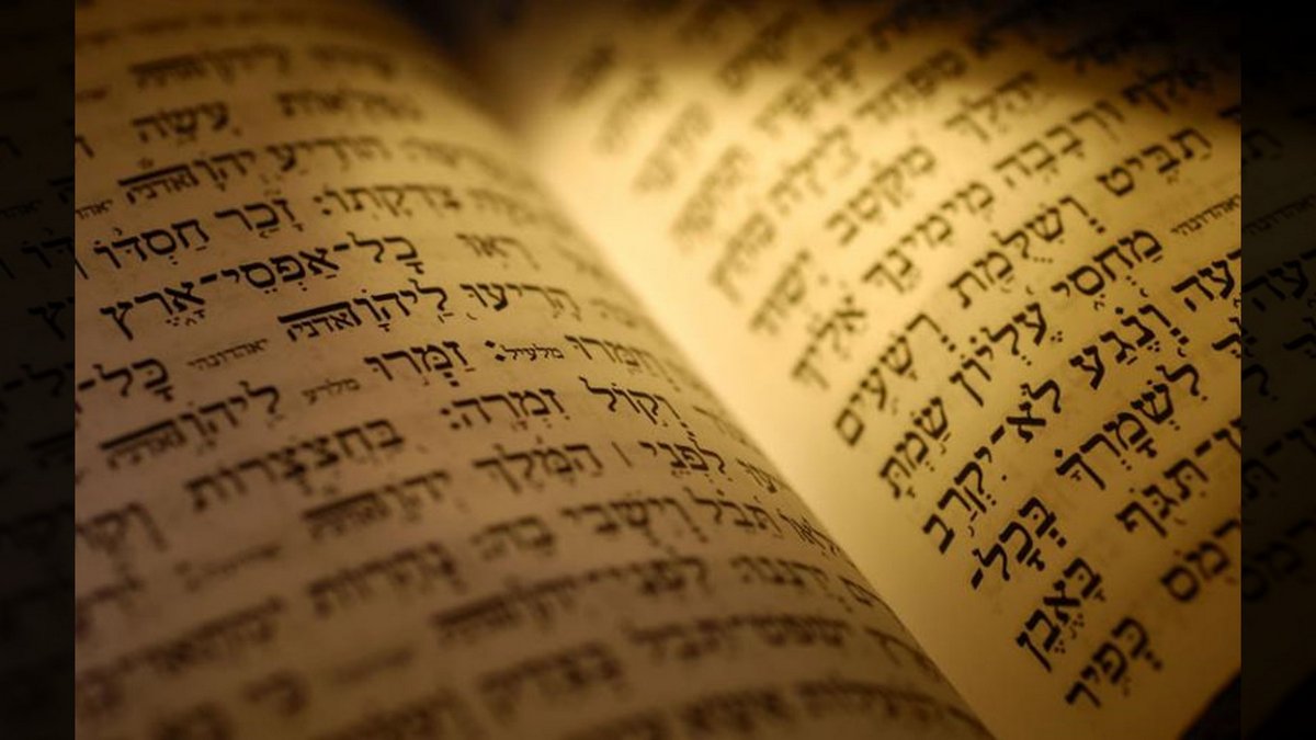 Prophecies of Messiah::OLD HEBREW SCRIPTURE © Dana Rothstein | Unsplash.com