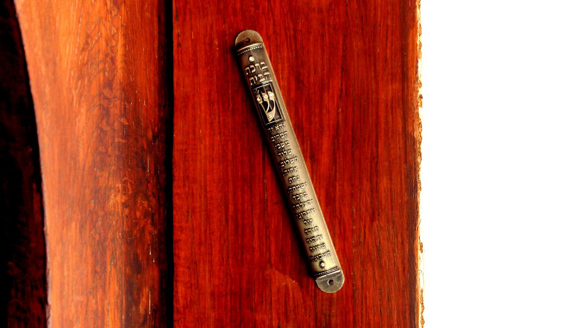 The 613 Commandments::MEZUZAH AFFIXED AT THE ENTRANCE OF SYNAGOGUE © Anoopsanthakumar | Wikimedia.org