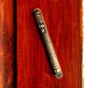 The 613 Commandments::MEZUZAH AFFIXED AT THE ENTRANCE OF SYNAGOGUE © Anoopsanthakumar | Wikimedia.org