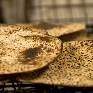 BO::BAKED MATZAH © Amilevin | Dreamstime.com