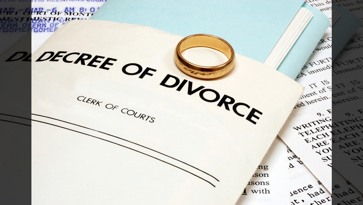 KI TETZE::DIVORCE DECREE AND WEDDING RING © Steve Vanhorn | Dreamstime.com