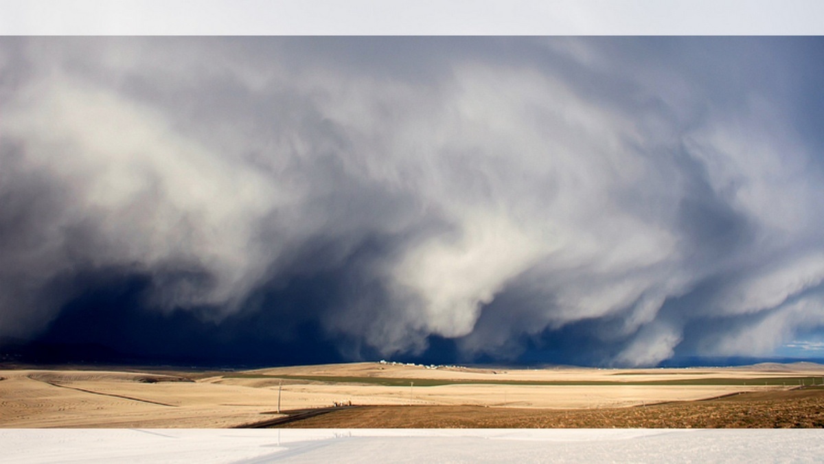 VAERA::A ROLLING STORM MOVES ACROSS A FIELD © Kelly Nelson | Dreamstime.com